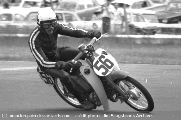 Graham Laing sur la Suzuki Super Stepthru à Calder en novembre 1970