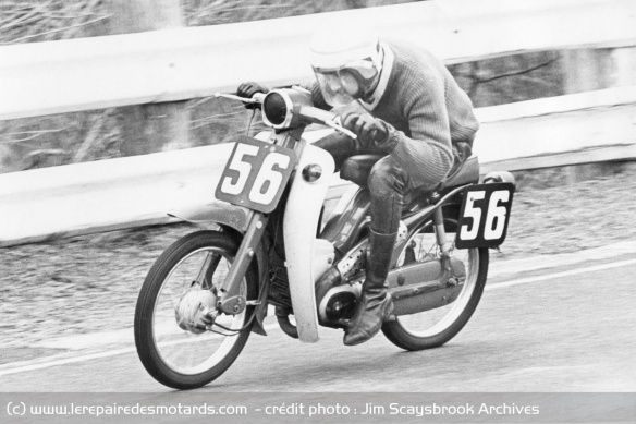 Graeme Laing à Sandown portant, non pas son smoking interdit, mais un pullover par dessus son cuir