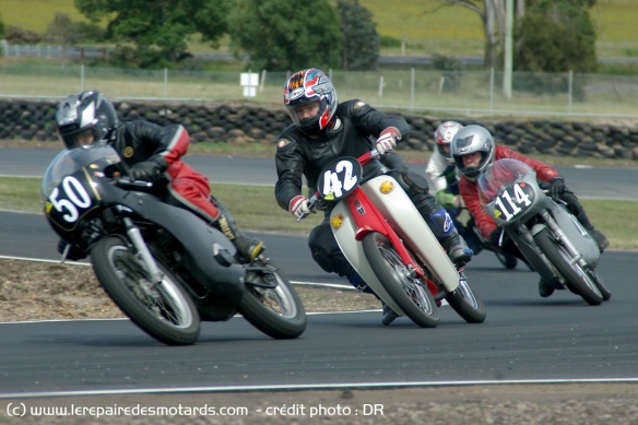 Peter White et la Super Stepthru reprennent la compétition en 2005 en Tasmanie