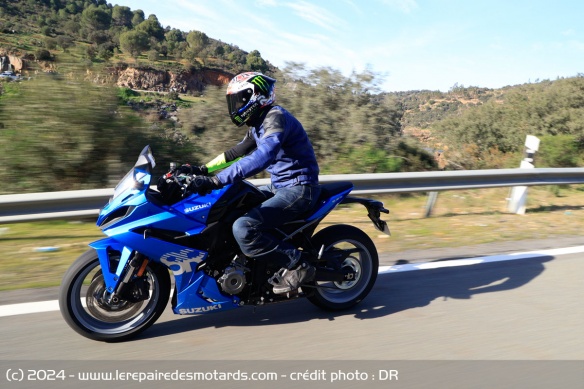 La courte bulle incite à se coucher sur la moto pour être protégé à haute vitesse