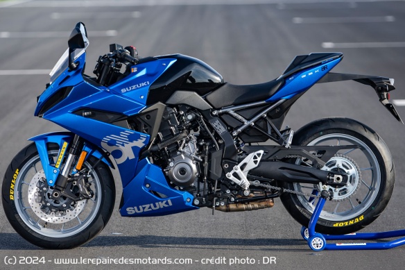 La GSX-8R conserve la géométrie de sa soeur naked
