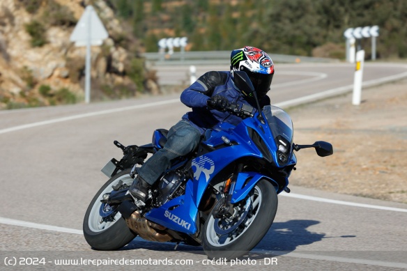 La GSX-8R présente une partie cycle optimisée par rapport à sa soeur 8S