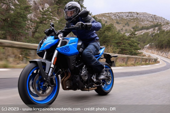 La Suzuki GSX-8S à l'accélération