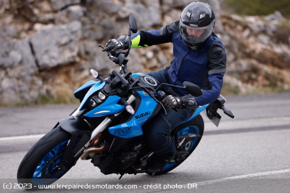 La Suzuki GSX-8S en courbe
