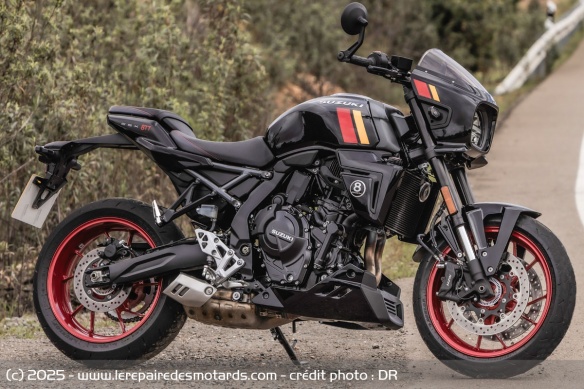 Si l'assise est un peu moins rembourr&eacute;e, la GSX-8TT conserve une position droite et naturelle