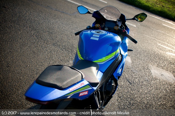 La GSX-R se montre plus compacte et plus étroite