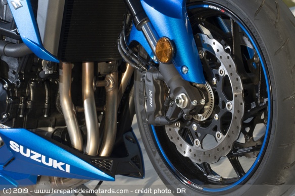 Les disques de 310 mm sont pincés par des étriers Nissin 4 pistons