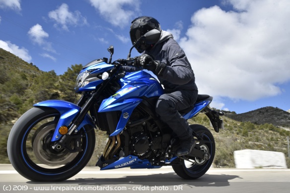 Comme sur tout bon roadster, la protection reste limitée