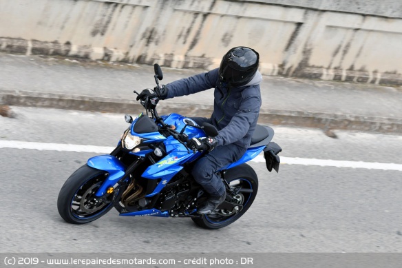 La Suzuki GSX-S 750 A2 en milieu urbain