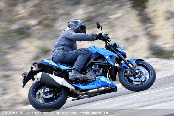La Suzuki GSX-S 750 A2 en courbe