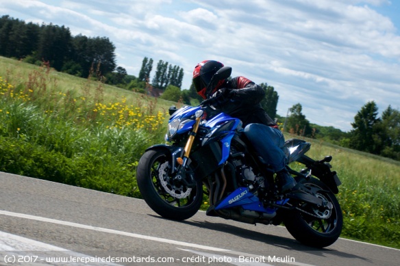 Facile de prise en main, la GSX-S met rapidement son pilote en confiance