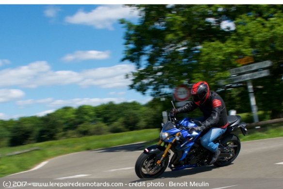 Malgré sa filiation à la GSX-R le moteur présente un léger manque de couple à mi-régime