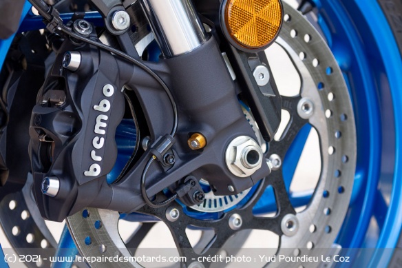 Bien que fourni par Brembo, le freinage manque un peu de mordant