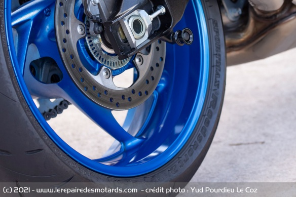 Les jantes alu sont chaussées de Dunlop Roadsport 2