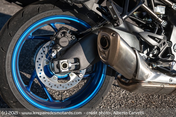 La GSX-S GT est chaussée de pneus Dunlop Sportmax Roadsport 2