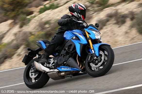 Suzuki GSX S 1000 sur autoroute