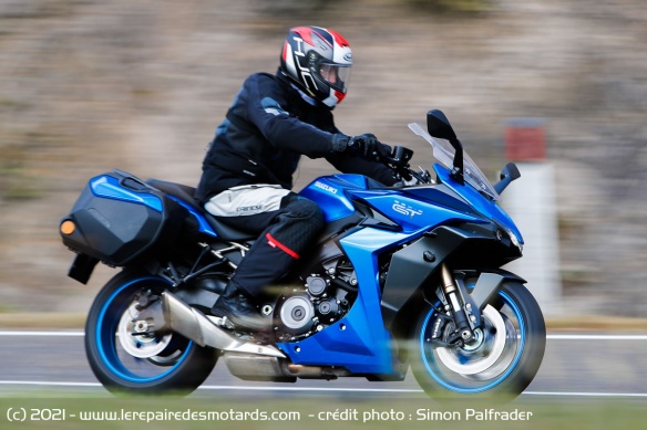 Le 4 cylindres reprend rageusement au-dessus de 6.000 tours, on reconnait là l'origine GSX-R du bloc