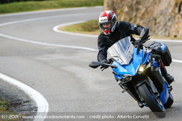 La GSX-S n'en deumeure pas moins une excellente compagne pour les évolutions urbaines