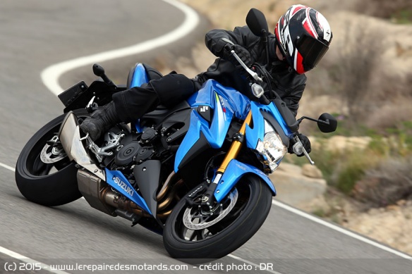Agilité du roadster Suzuki GSX S 1000 dans les virolos