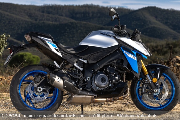 L'ergonomie de la GSX-S1000 permet de facilement poser les pieds au sol
