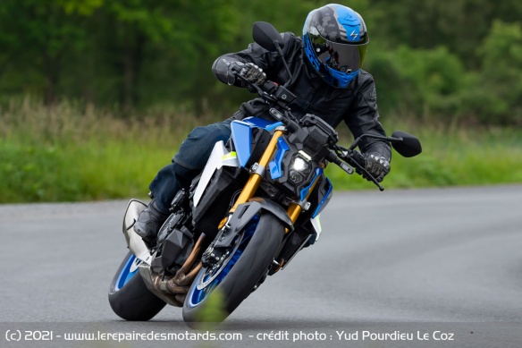 La prise en main du roadster sportif est intuitive