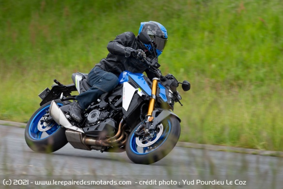 Agile, la GSX-S manque un peu de vivacité sur les changements d'angle