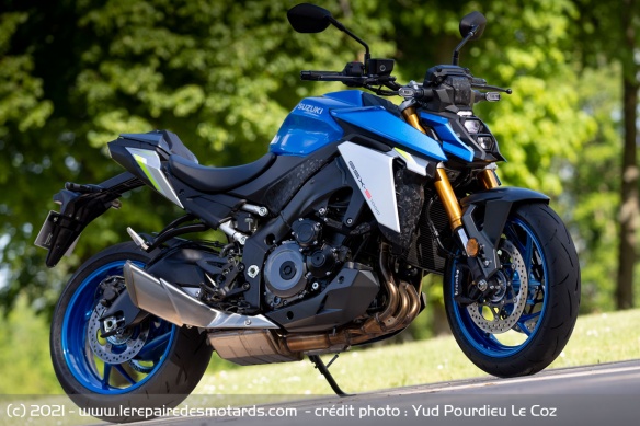 Le châssis de la GSX-S se montre précis, l'amortisseur arrière nettement moins