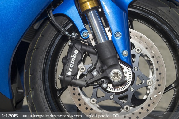 Du Brembo monobloc 4 pistons à montage radial... pas doute, il y a du mordant !
