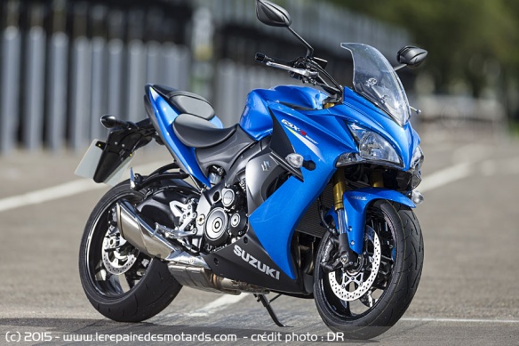Avant musculeux et design saillant, la Suzuki affiche clairement ses ambitions