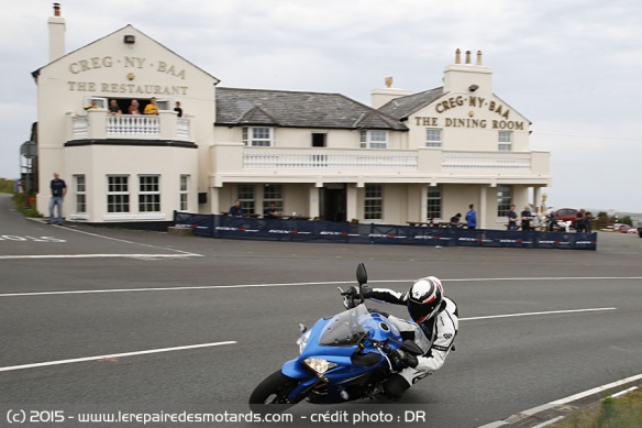 C'est sur les routes de l'Ile de Man, où se dispute chaque année le Tourist Trophy, que nous avons pu tester la Suzuki