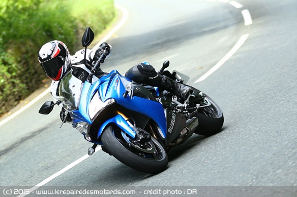 Suzuki GSX-S 1000 F en virage
