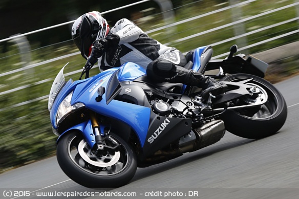 Prise d'angle sur la Suzuki GSX-S 1000 F