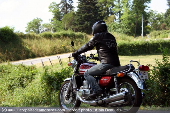 Malgré son gabarit, la GT 750 reste très agréable sur les petites routes