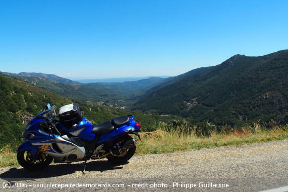 Suzuki Hayabusa, devant un paysage ardéchois