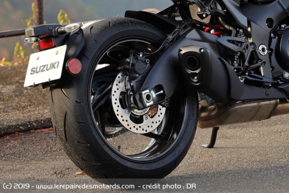 La Katana est chaussée en Dunlop Sportmax Roadsport 2