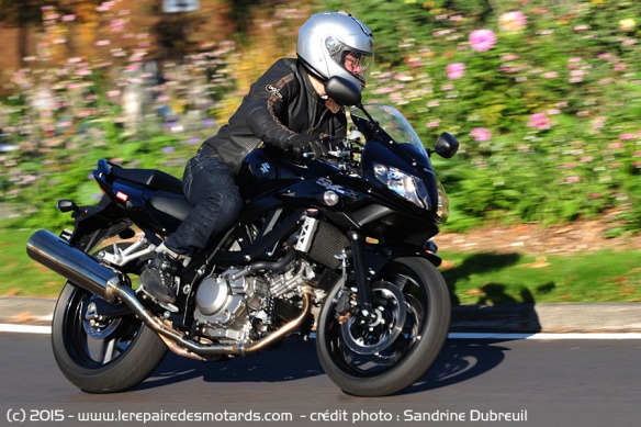 Suzuki SV650S sur autoroute