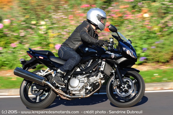 Suzuki SV650S sur départementale