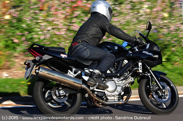 Suzuki SV650S sur route