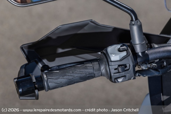 Commodos et pare-mains de la Suzuki SV-7GX