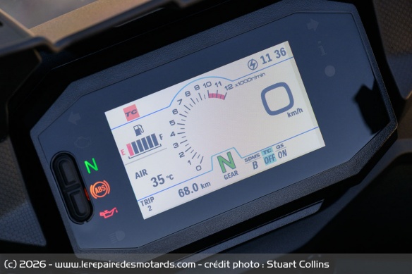L'&eacute;cran TFT de 4,2 pouces de la Suzuki SV-7GX