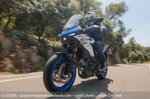 Sur voie rapide, la Suzuki offre une bonne protection du haut du corps