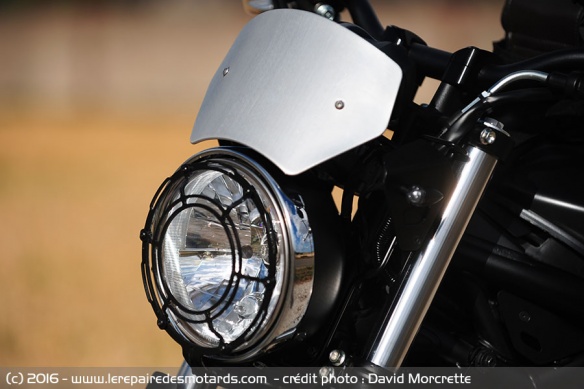 Phare avant avec sa grille de protection et son saute-vent alu