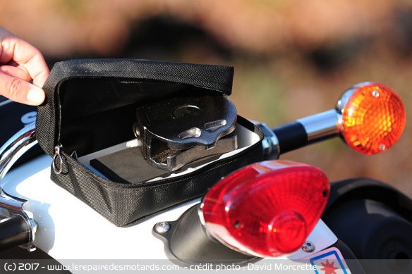 Feu arrière avec pochet pour trousse à outils ou bloc disque