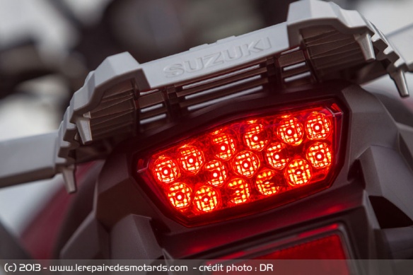 La DL1000 adopte un feu arrière à leds.