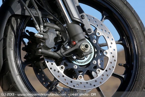L'ABS Bosh complète un dispositif de freinage très performant avec étrier radial Tokico 4 pistons.