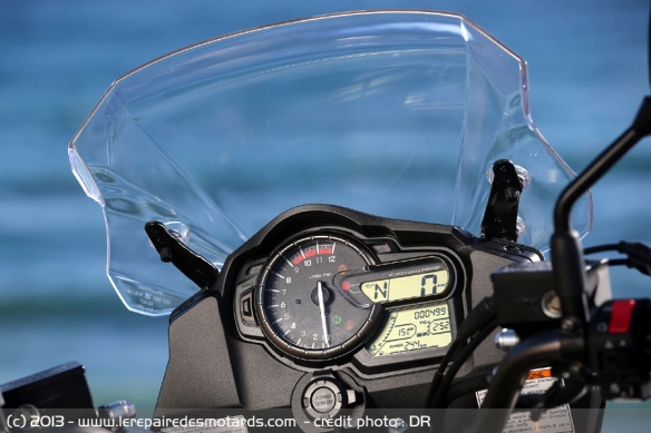 L'instrumentation de bord est compacte, lisible et très bien fournie.