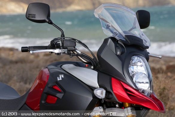 Le phare double optique superposées rappelle les sportives de la marque et affine la face avant.