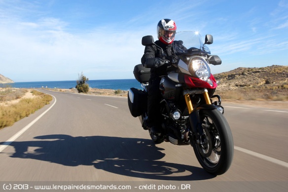 Suzuki DL VStrom 1000 sur départementale