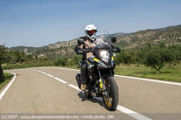 La Suzuki V-Strom 1000 XT sur voie rapide