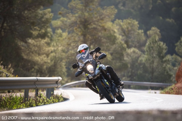 Enchainement de virages avec la Suzuki V-Strom 1000 XT 